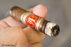 JOYA DE NICARAGUA CYB LANCERO FINO 雪茄