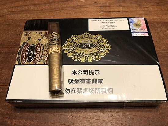 比德奥爱华1975私人玫瑰(A. Flores 1975 Serie Privada Rosado)雪茄
